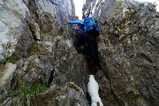 69 Ripida discesa da rocciosa strettoia